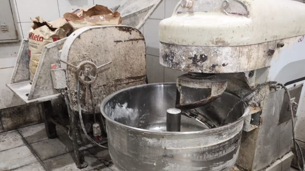 fábrica de pães interditada,risco à saúde Itapema,Sertão do Trombudo,alimentos sem higiene,trabalho degradante,João Íris Romera,Fabrício Lazzari,denúncia Vigilância Sanitária,irregularidades em Itapema,operação de fiscalização