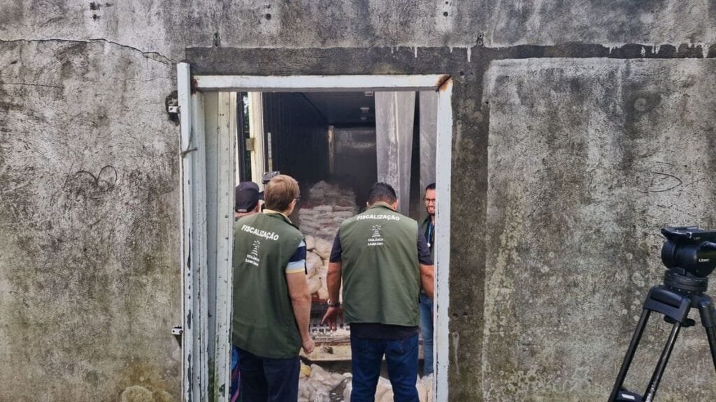 operário dormindo em fábrica,alimentos apreendidos Itapema,crime contra saúde pública,inspeção sanitária,galpão insalubre,descarte de produtos irregulares,exploração trabalhista,MP Trabalho,risco de contaminação,denúncias Vigilância Sanitária