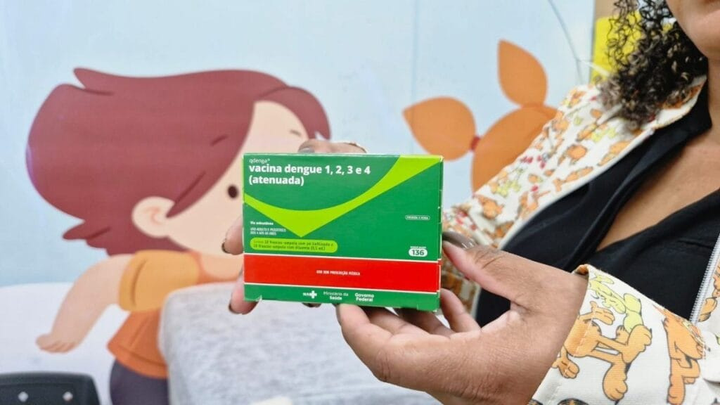 vacinação contra a dengue,vacina Qdenga,Itapema,unidades de saúde,UBS Gastão,UBS Jardim Praia Mar,campanha de vacinação,adolescentes de 10 a 16 anos,Anvisa,Ministério da Saúde,imunização dengue,vacinação Itapema,estoque de vacinas,sintomas dengue,quem não pode vacinar