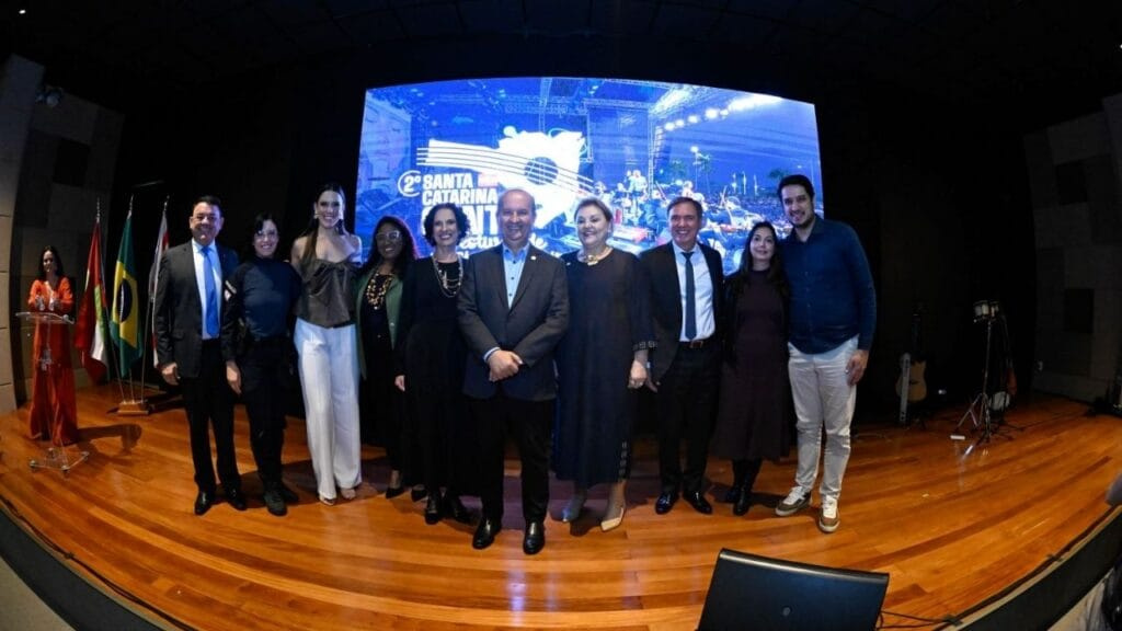 Festival Santa Catarina Canta,música popular brasileira,evento musical SC,seletivas regionais SC,inscrições gratuitas festival,cultura catarinense,Camerata Florianópolis,MPB,talentos musicais,shows em Florianópolis,artistas de Santa Catarina,governador Jorginho Mello,festival itinerante,final do festival SC,santacatarinacanta.com.br