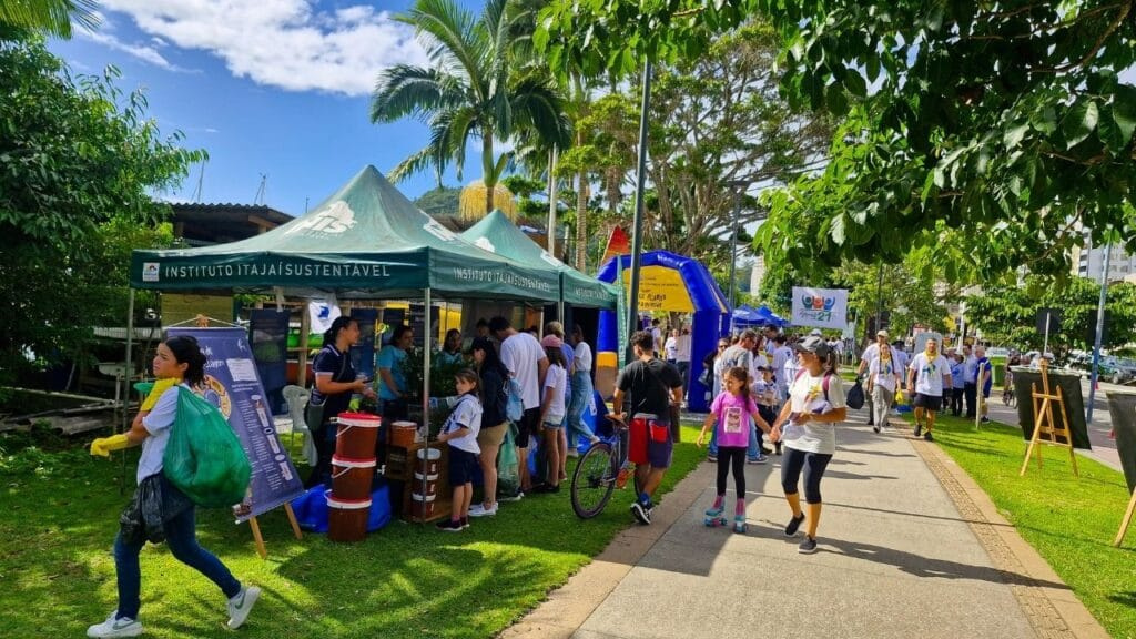 Juntos Pelo Rio Itajaí,mutirão de limpeza Itajaí,educação ambiental gratuita,combate ao Aedes aegypti,oficinas ambientais,Ecoponto lixo eletrônico,coleta resíduos rio,atividades educativas Itajaí,biodiversidade local,microplásticos,compostagem caseira,irrigação sustentável,primeiros socorros Lei Lucas,sementes de crotalária,mutirão Itajaí 2025