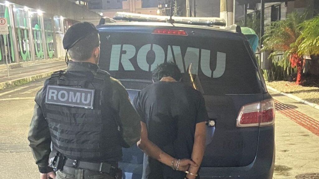 foragido por roubo,guarda municipal,Balneário Camboriú,prisão na 5ª avenida,ROMU,mandado de prisão ativo,Santa Maria RS,Vara de Execuções Criminais,ponto de ônibus,consumo de crack,abordagem policial,voz de prisão,Complexo Penitenciário do Vale do Itajaí,segurança pública,operação policial