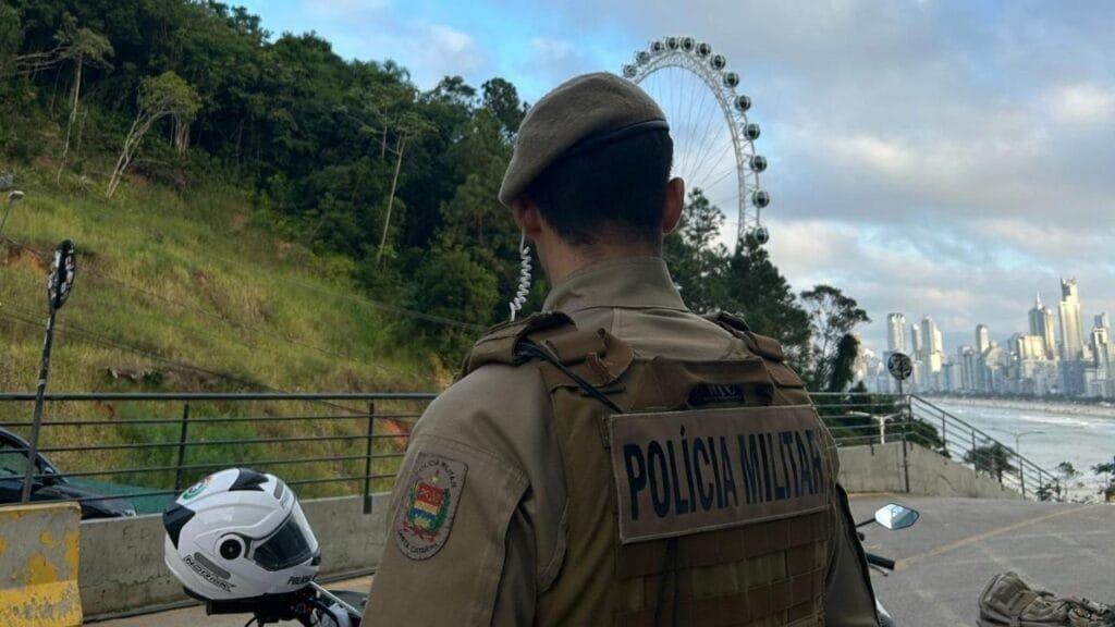 maus-tratos a cachorro,polícia militar,Balneário Camboriú,prisão em flagrante,Avenida Atlântica,violência contra animais,denúncia de agressão,cão ferido,sangue nas paredes,crime ambiental,proteção aos animais,guarnição policial,12º BPM,procedimento legal,flagrante delito