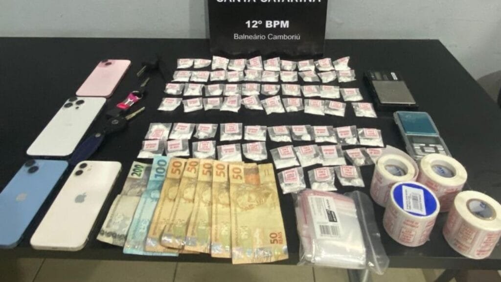 tráfico de drogas,prisão em flagrante,Rio Pequeno,Polícia Militar,Camboriú,cocaína porcionada,mulher traficante,balança de precisão,boletins de ocorrência,celular apreendido,homicídio em Camboriú,dinheiro do tráfico,lacres de droga,busca veicular,tráfico feminino