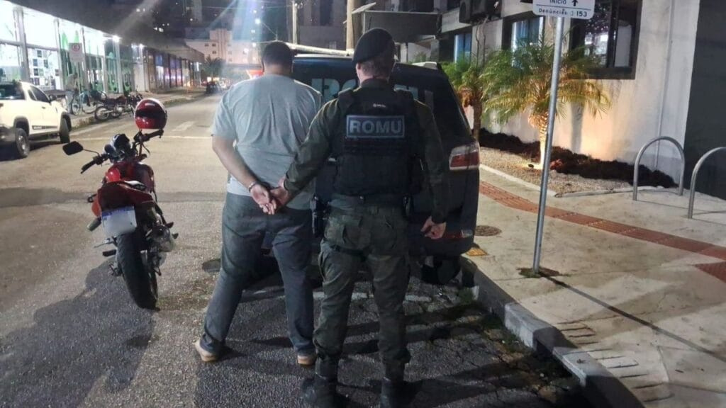 guarda municipal balneário camboriú,receptação motocicleta furtada,prisão homem motocicleta furtada,ROMU balneário camboriú,moto furtada recuperada,abordagem policial BC,central de plantão policial BC,operação policial balneário camboriú,crime de receptação SC,motocicleta Honda Twister furtada,motocicleta recuperada BC,denúncia veículo furtado,fiscalização ROMU,crime contra o patrimônio,polícia urbana BC
