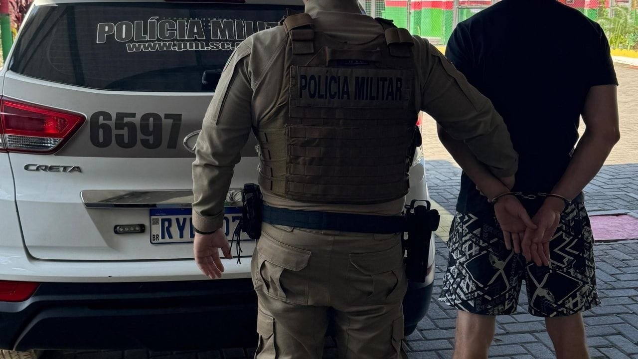 polícia militar camboriú,recaptura foragido camboriú,foragido do sistema prisional,roubo furto tráfico camboriú,operação policial 12º BPM,patrulhamento rua Jatobá,prisão em Camboriú,situação de rua SC,detenção foragido SC,complexo penitenciário vale do itajaí,sistema prisional Rio Grande do Sul,segurança pública Santa Catarina,combate ao crime Camboriú,polícia militar SC,fiscalização policial Camboriú