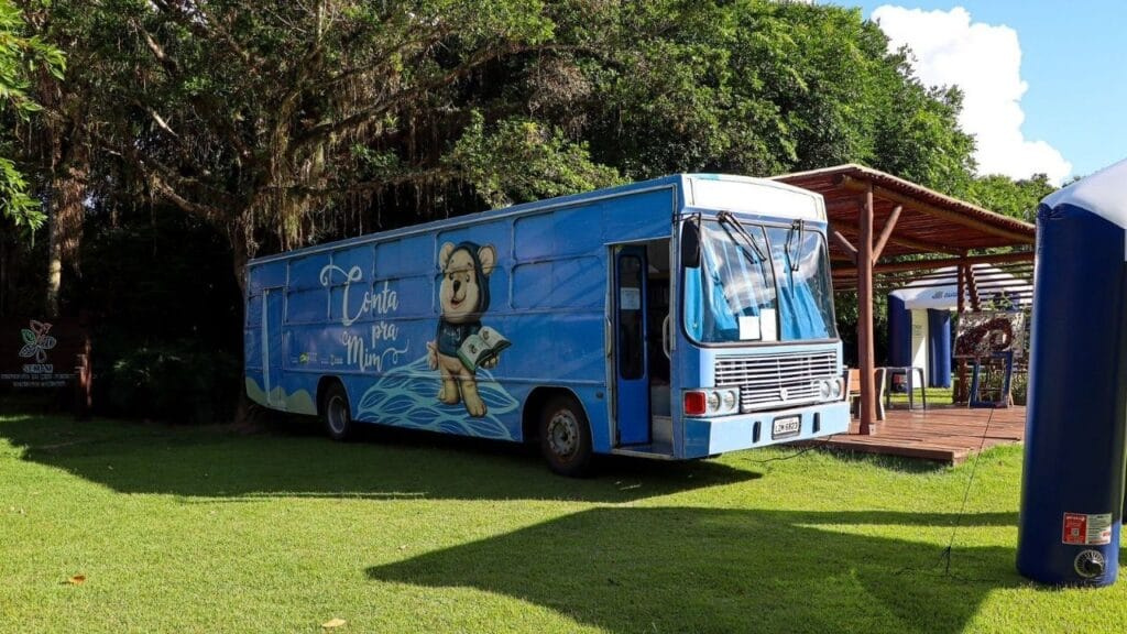 Parque Raimundo Malta,evento cultural,Balneário Camboriú,poesia ao ar livre,contação de histórias,biblioteca ao ar livre,sexta-feira cultural,atrações gratuitas,trilhas ecológicas,literatura,cultura e natureza,Ônibus Conta Pra Mim,aromaterapia,programação infantil,atividade cultural