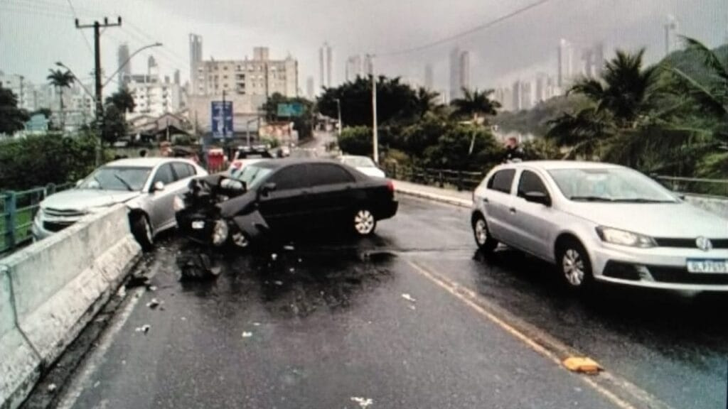 acidente na ponte de Camboriú,colisão frontal em Balneário Camboriú,acidente envolvendo Cruze e Corolla,vítimas em acidente SC,SAMU atende acidente em Camboriú,lesões na cabeça acidente,trânsito Balneário Camboriú,Rua Dom Afonso acidente,acidente terça-feira SC,hospital Ruth Cardoso atendimento