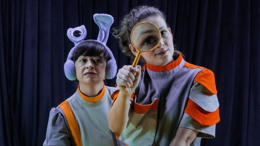 Cia Experimentus,teatro infantil Itajaí,espetáculo gratuito para crianças,Menina Pilota de Espaçonave,mediação artística,teatro inclusivo,intérprete de LIBRAS,visita sensorial tátil,cultura em Itajaí,projeto teatral SC,incentivo à leitura infantil,coragem e amizade,arte para crianças,temporada teatral,circulação cultural
