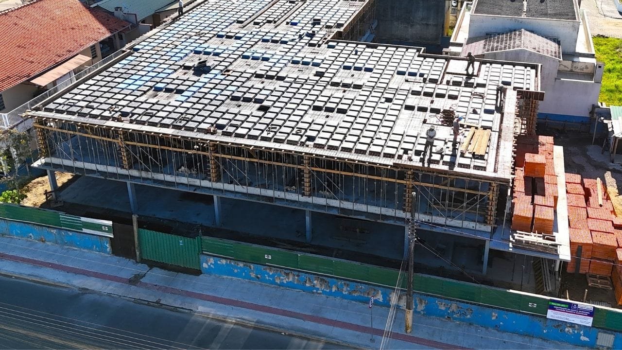 Porto Belo,Escola Catarina Benedita Guerreiro,reconstrução de escola,obra acelerada,Balneário Perequê,parceria público-privada,ACIP,outorga onerosa,educação municipal,nova escola em Porto Belo,infraestrutura educacional,investimento em educação,Reskatrin Empreendimentos,obras em Porto Belo,Lei Complementar 212/2023