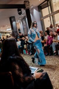 moda outono inverno 2025,tendências da moda,Balneário Shopping,Balneário Fashion Show,alfaiataria moderna,jeans 2025,cores da Pantone,Mocha Mousse,street style 2025,brilho na moda,roupas com transparência,boho chic refinado,cintura baixa,campanha Dia das Mães,Volvo EX30 Plus