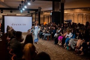 moda outono inverno 2025,tendências da moda,Balneário Shopping,Balneário Fashion Show,alfaiataria moderna,jeans 2025,cores da Pantone,Mocha Mousse,street style 2025,brilho na moda,roupas com transparência,boho chic refinado,cintura baixa,campanha Dia das Mães,Volvo EX30 Plus