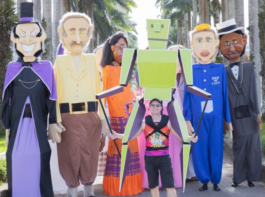 "Bonecos Gigantes de Joinville" no Garten Shopping