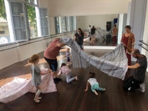 oficinas de dança contemporânea,projeto dança Itajaí,Lídia Abreu dança,Mauro Filho dança,dança para professores,dança para crianças,dança e expressão corporal,cultura em Itajaí,oficinas gratuitas de dança,acesso cultural,Edital Circuito Catarinense de Cultura