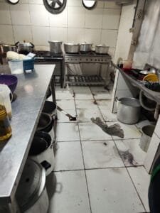 Vigilância Sanitária de Itapema,restaurante interditado,condições insalubres,segurança alimentar,saúde pública,fiscalização sanitária,denúncia de irregularidade,alimentos vencidos,higiene alimentar,inspeção sanitária,acúmulo de sujeira,riscos à saúde,grelhas sujas,Ouvidoria Municipal,fiscalização em restaurante