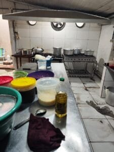 Vigilância Sanitária de Itapema,restaurante interditado,condições insalubres,segurança alimentar,saúde pública,fiscalização sanitária,denúncia de irregularidade,alimentos vencidos,higiene alimentar,inspeção sanitária,acúmulo de sujeira,riscos à saúde,grelhas sujas,Ouvidoria Municipal,fiscalização em restaurante