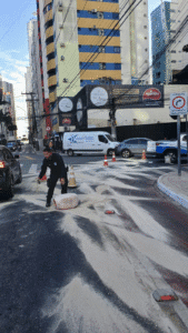 vazamento de óleo,Avenida Brasil Camboriú,Rua 3700,trânsito interditado,agentes de trânsito,calcário na pista,risco de acidente,Guarda Municipal,via liberada,Camboriú,Balneário Camboriú,Vila Real,Iate Club,São Francisco,monitoramento de câmeras