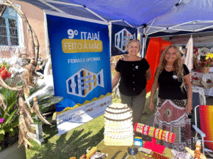 Feira de Artesanato de Itajaí,Dia das Mães,presentes criativos,artesanato catarinense,eventos em Itajaí,programação cultural,produtos artesanais,Praça Arno Bauer,AAI Itajaí,Itajaí Feito à Mão,oficinas gratuitas,cultura local,economia solidária