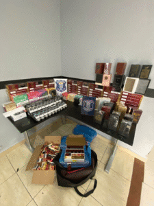 Guarda Municipal,prisão por contrabando,rodoviária de Balneário Camboriú,operação policial,cigarro Gudang Garam,Apple Watch apreendido,câmeras digitais contrabandeadas,perfumes importados,vapers ilegais,Polícia Federal,produtos ilegais,carga ilícita,flagrante contrabando,ação da guarda,apreensão na rodoviária
