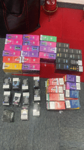 Guarda Municipal,prisão por contrabando,rodoviária de Balneário Camboriú,operação policial,cigarro Gudang Garam,Apple Watch apreendido,câmeras digitais contrabandeadas,perfumes importados,vapers ilegais,Polícia Federal,produtos ilegais,carga ilícita,flagrante contrabando,ação da guarda,apreensão na rodoviária