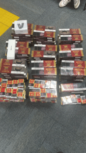 Guarda Municipal,prisão por contrabando,rodoviária de Balneário Camboriú,operação policial,cigarro Gudang Garam,Apple Watch apreendido,câmeras digitais contrabandeadas,perfumes importados,vapers ilegais,Polícia Federal,produtos ilegais,carga ilícita,flagrante contrabando,ação da guarda,apreensão na rodoviária