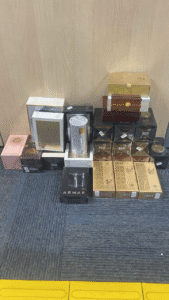 Guarda Municipal,prisão por contrabando,rodoviária de Balneário Camboriú,operação policial,cigarro Gudang Garam,Apple Watch apreendido,câmeras digitais contrabandeadas,perfumes importados,vapers ilegais,Polícia Federal,produtos ilegais,carga ilícita,flagrante contrabando,ação da guarda,apreensão na rodoviária