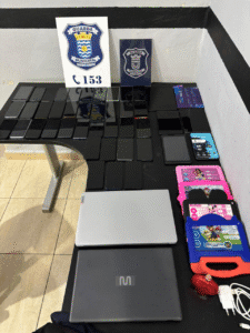 Guarda Municipal,tentativa de furto,Balneário Camboriú,funcionário preso,Balneário Shopping,celulares furtados,tablets furtados,notebooks furtados,documento falso,prisão por furto,segurança privada,ação policial,Central de Plantão Policial,crime em shopping,segurança pública