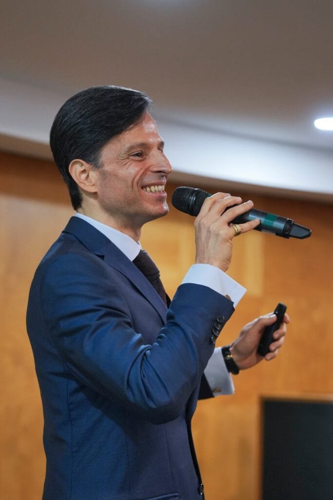 Dr. Victor Lugli ministra masterclass sobre influência estratégica na FGV em São Paulo