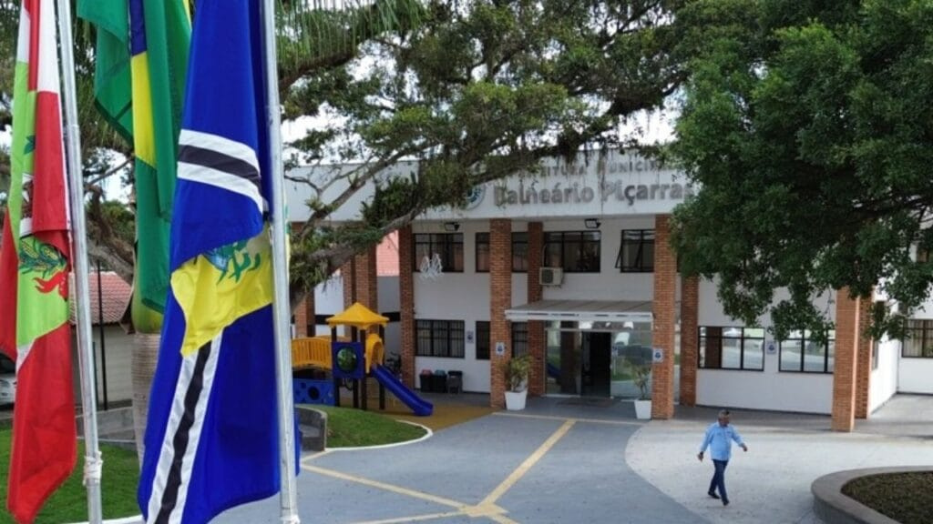 programa cidade empreendedora Balneário Piçarras,lançamento programa empreendedorismo,Sebrae SC Balneário Piçarras,desenvolvimento socioeconômico município,fortalecimento pequenos negócios,gestão pública sustentável,plano estratégico municipal,evento prefeitura Balneário Piçarras,oportunidades econômicas locais,empreendedorismo municipal,programa de desenvolvimento local,apoio a negócios locais,parceria prefeitura Sebrae,crescimento econômico sustentável,inovação na gestão pública