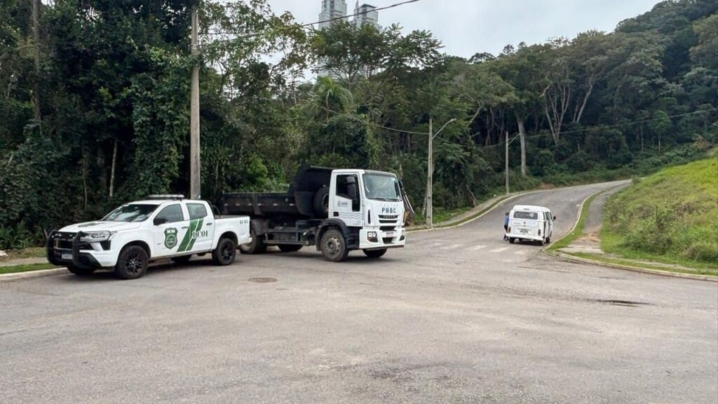 ação integrada,invasões irregulares,limpeza urbana,apoio social,denúncia invasão,Balneário Camboriú,mutirão urbano,contensão ocupação,vulnerabilidade social,subprefeitura,Secretaria de Segurança,Departamento de Contenção,moradores irregulares,Rio Camboriú,bairro Barra