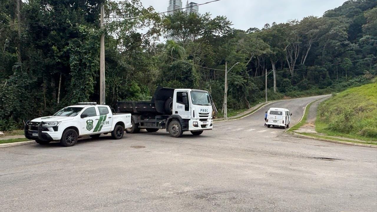 ação integrada,invasões irregulares,limpeza urbana,apoio social,denúncia invasão,Balneário Camboriú,mutirão urbano,contensão ocupação,vulnerabilidade social,subprefeitura,Secretaria de Segurança,Departamento de Contenção,moradores irregulares,Rio Camboriú,bairro Barra