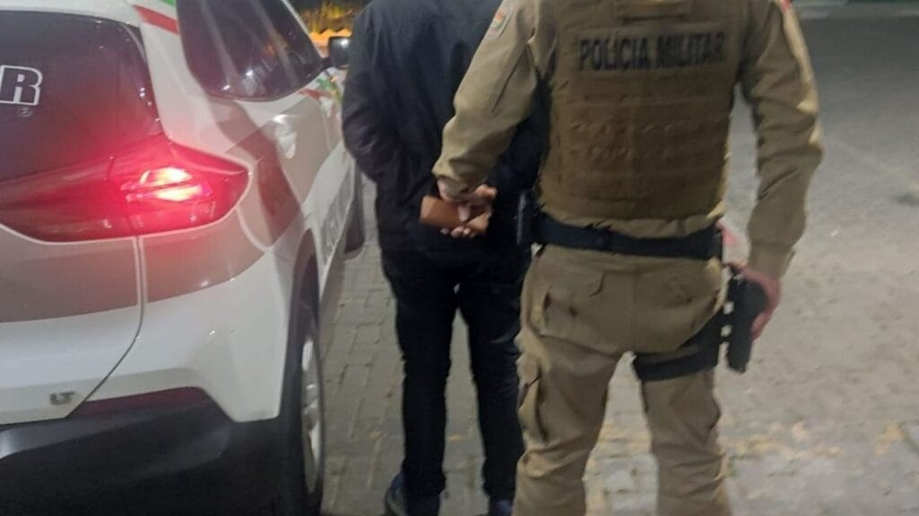 mandado de prisão,Polícia Militar BC,crimes contra ordem tributária,crimes econômicos,relações de consumo,preso em Balneário Camboriú,Avenida Brasil,Rua 951,Lei 8.137,PM SC,Presídio da Canhanduba,regime fechado,12º BPM,crimes fiscais,cumprimento de mandado
