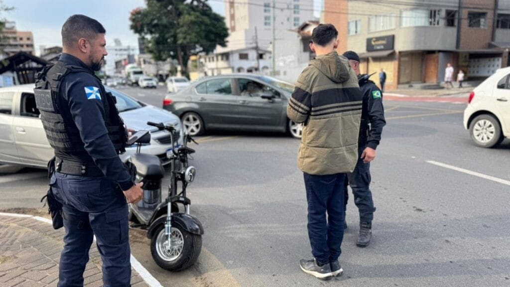 prisão receptação Balneário Camboriú,furto autopropelido SC,Guarda Municipal BC,apreensão adolescente BC,receptação veículos furtados,negociação autopropelido furtado,segurança pública Balneário Camboriú,Polícia Balneário Camboriú,patrulhamento Guarda Municipal,crime receptação Porto Belo,central de plantão policial BC,apreensão menor infrator,furto veículos SC,abordagem policial BC,operação receptação BC