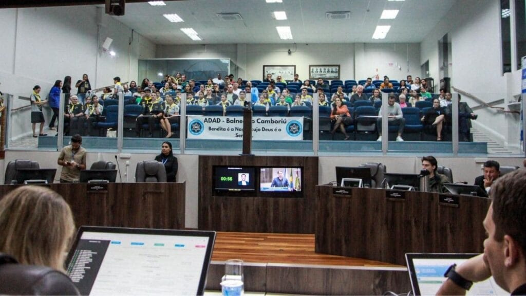 Balneário Camboriú,sessão legislativa,crédito adicional,Fundo Municipal de Saúde,Pátria na Escola,CIS-AMFRI,vereadores,votação de projetos,Jair Bolsonaro PL,Hino Nacional nas escolas,moções de homenagem,Cristiano Siebert,Grupo ADAD,Zileu da Silva,Venda de imóvel público