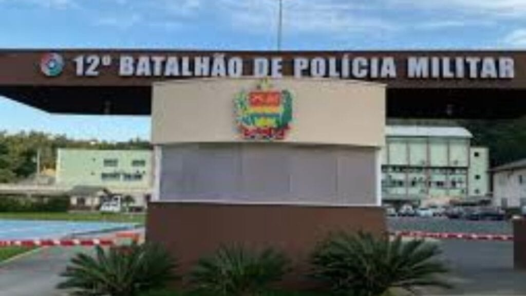 12º Batalhão,Balneário Camboriú,tráfico de drogas,apreensão de cocaína,apreensão de crack,operações policiais,segurança pública,prisões em flagrante,inteligência policial,motopatrulhamento,combate ao crime,prejuízo ao tráfico,denúncias anônimas,criminalidade organizada,proteção da comunidade