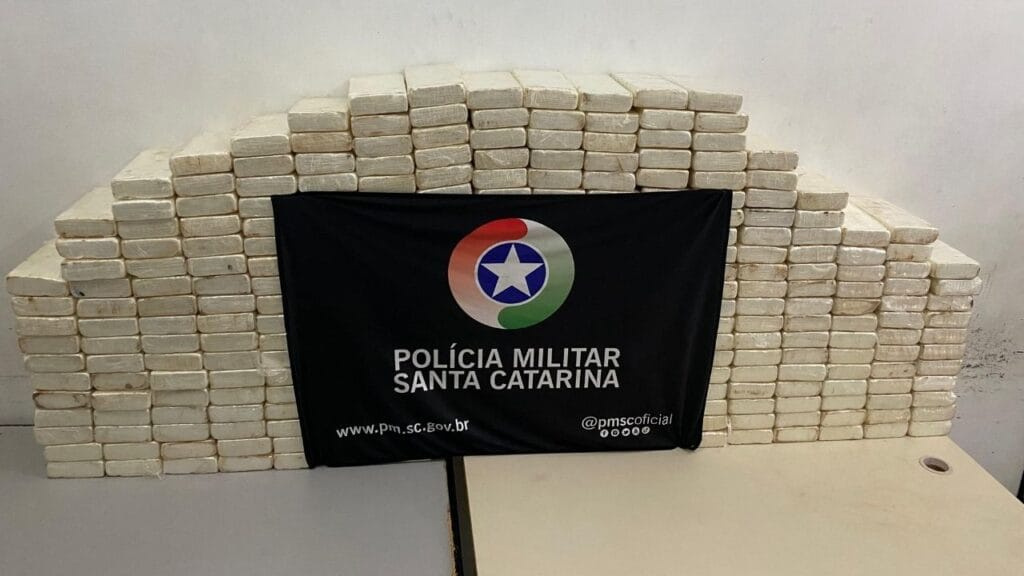 Polícia Militar,12º BPM,tráfico de drogas,apreensão de cocaína,crime organizado SC,prisão de traficantes,Balneário Camboriú,Joinville,Penha,Biguaçu,R$ 30 milhões tráfico,operação policial,Litoral Norte,drogas apreendidas,desarticulação tráfico