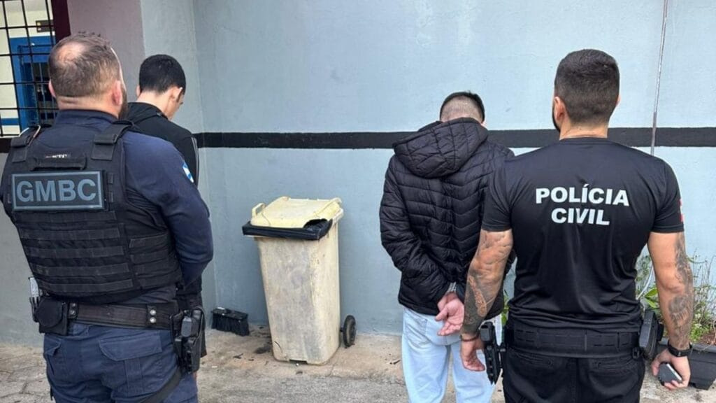 Guarda Municipal Balneário Camboriú,Polícia Civil operação,mandado de busca e apreensão,tráfico de drogas crack,prisão por tráfico,posse ilegal de munição,adolescente apreendido,dinheiro em espécie apreendido,celulares apreendidos,abordagem policial,diligência policial,Rua Corupá operação,Bairro dos Municípios ação,Central de Plantão Policial,carregador de pistola