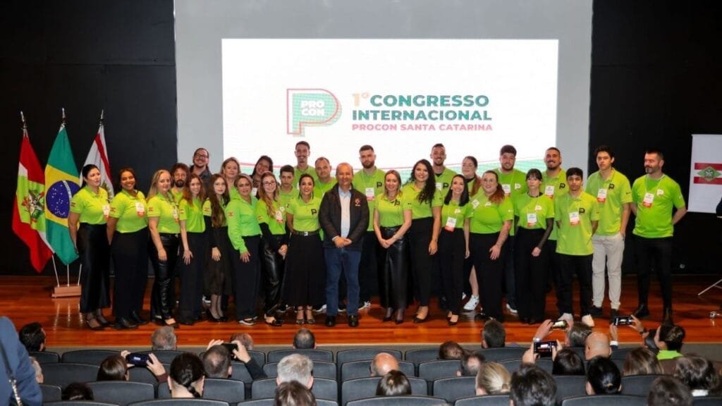 procon santa catarina,colegiado nacional dos procons estaduais,defesa do consumidor,inteligência artificial procon,operação limpa fio,poluição visual fios,segurança urbana,termos de cooperação procon,jorginho mello governador,michele alves procon,fiscalização profissional,crm sc acordo,acafe e procon,parceria celesc procon,congresso internacional procon