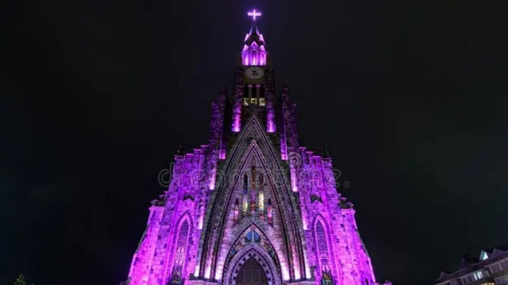 espetáculo de luzes Camboriú,programação Festa do Divino 2024,projeção 3D em igreja,eventos em Camboriú junho,atração turística SC