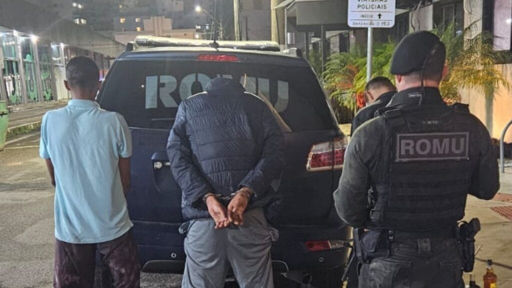 prisão tentativa de roubo BC,Guarda Municipal Balneário Camboriú,menores de idade e álcool,crime em praça pública SC