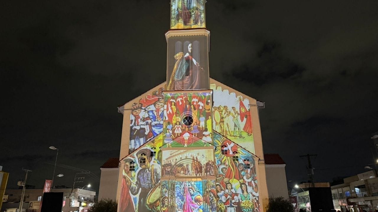 Festa do Divino Camboriú,show de luzes igreja matriz,espetáculo visual Camboriú,evento cultural religioso SC,projeção mapeada Camboriú,Leonel Pavan,cultura e tecnologia