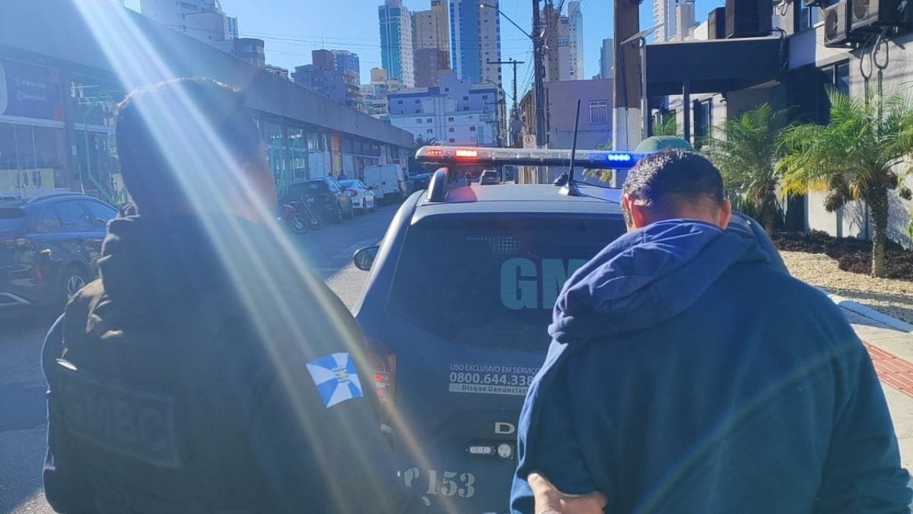 furto em balneário camboriú,homem preso supermercados bc,guarda municipal quarta avenida,crime em supermercado bc,peças de carne furtadas bc