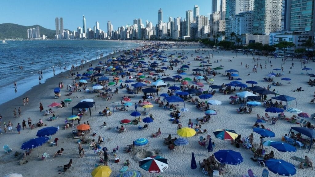 estudo economia Balneário Camboriú,crescimento econômico BC,desafios sociais em Balneário Camboriú,ACIBALC FACISC,construção civil BC,microempresas SC