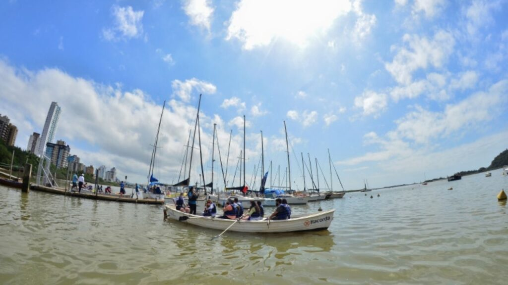 Regata Clássica de Remo Itajaí,aniversário de Itajaí 165 anos,canoa baleeira tradicional,projeto Navegando pela Cidadania,Associação Náutica de Itajaí