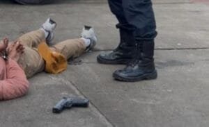 prisão simulacro arma Balneário Camboriú,resistência à prisão,Guarda Municipal Balneário Camboriú,segurança pública,abordagem policial