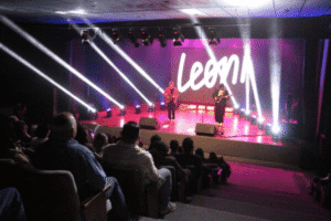 Leoni show Navegantes,apresentações Leoni Antônio Leoni,clássicos música brasileira,Kid Abelha clássicos,gestão de carreira musical,festival Encanta Navega,novo show Leoni,parcerias Leoni Zélia Duncan,música ao vivo Navegantes,Fundação Cultural Navegantes,concerto gratuito Navegantes,público emocionado show,turnê nacional Leoni,produção musical Antônio Leoni,George Israel banda