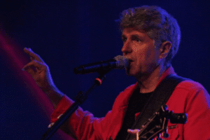 Leoni show Navegantes,apresentações Leoni Antônio Leoni,clássicos música brasileira,Kid Abelha clássicos,gestão de carreira musical,festival Encanta Navega,novo show Leoni,parcerias Leoni Zélia Duncan,música ao vivo Navegantes,Fundação Cultural Navegantes,concerto gratuito Navegantes,público emocionado show,turnê nacional Leoni,produção musical Antônio Leoni,George Israel banda