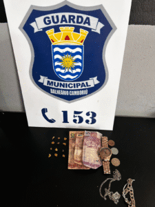 Guarda Municipal,tráfico de drogas,prisão Rua Corupá,pedras de crack,CPP Balneário Camboriú,denúncia tráfico,flagrante BC,Bairro dos Municípios,venda de drogas,suspeito preso,droga ilícita,crack BC,prisão 2 de junho,abordagem policial,polícia Balneário Camboriú
