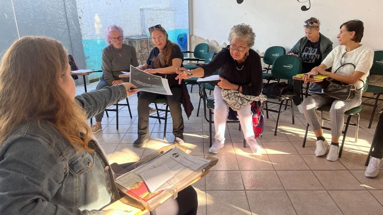 oficina de tecnologia para idosos,SPI Balneário Camboriú,aulas gratuitas de celular,inclusão digital terceira idade,Júlia Felipe Zattar Guerra