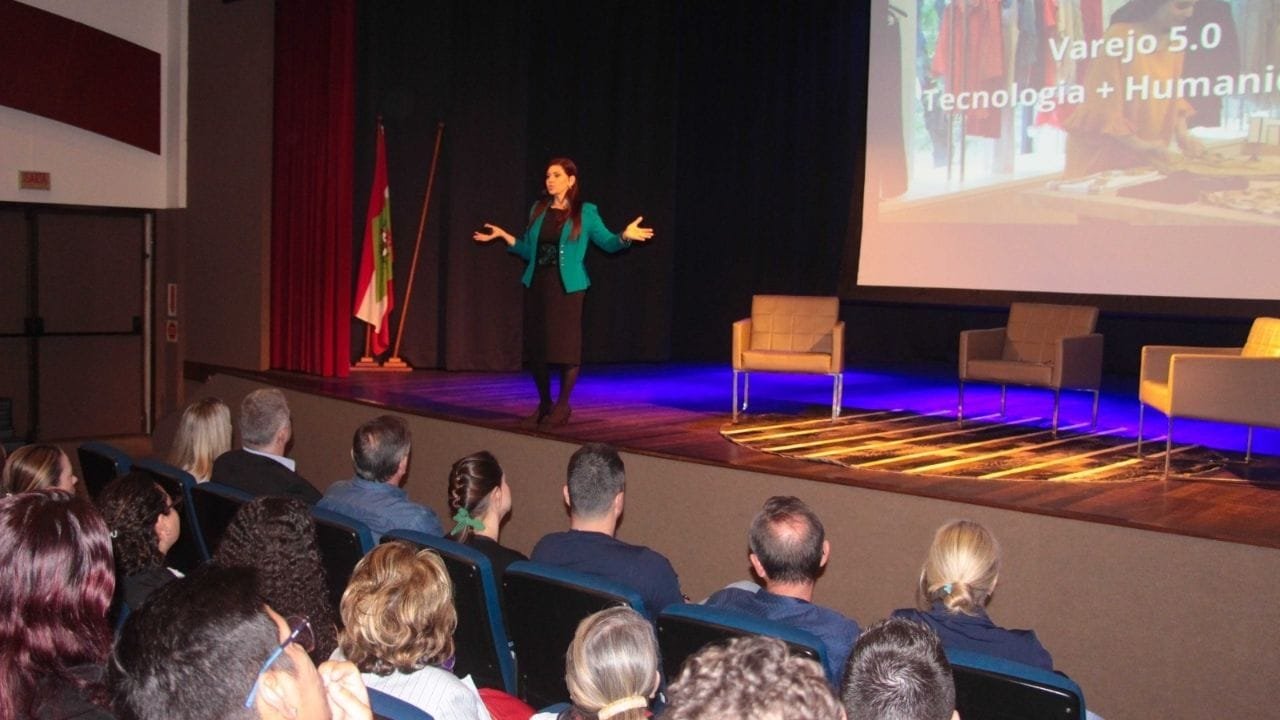 liderança positiva varejo,emoção cliente marca,palestra Brusque